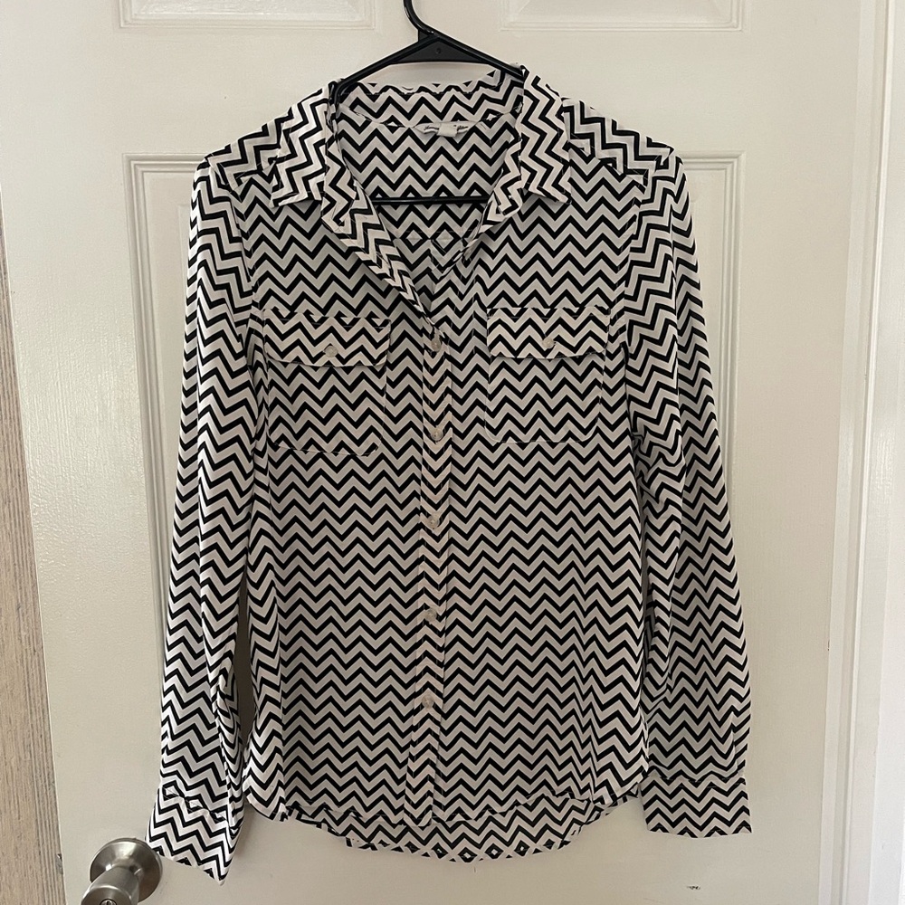 American Eagle Black and White Chevron Blouse
